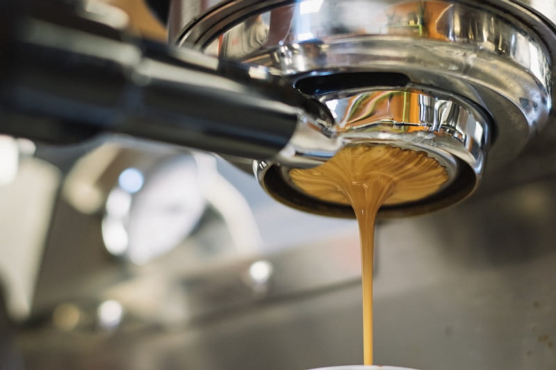 pulling espresso shot with a naked portafilter