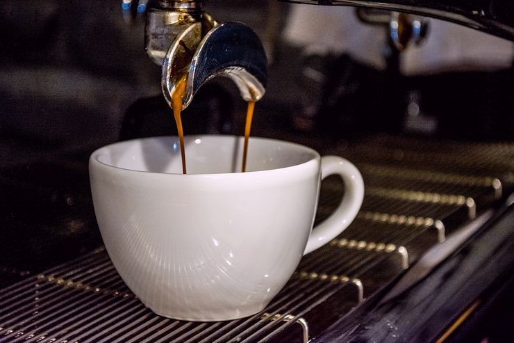 pulling triple espresso with double spout portafilter for latte