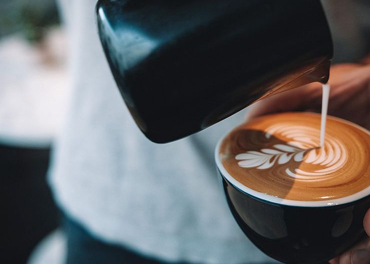 making flat white latte art