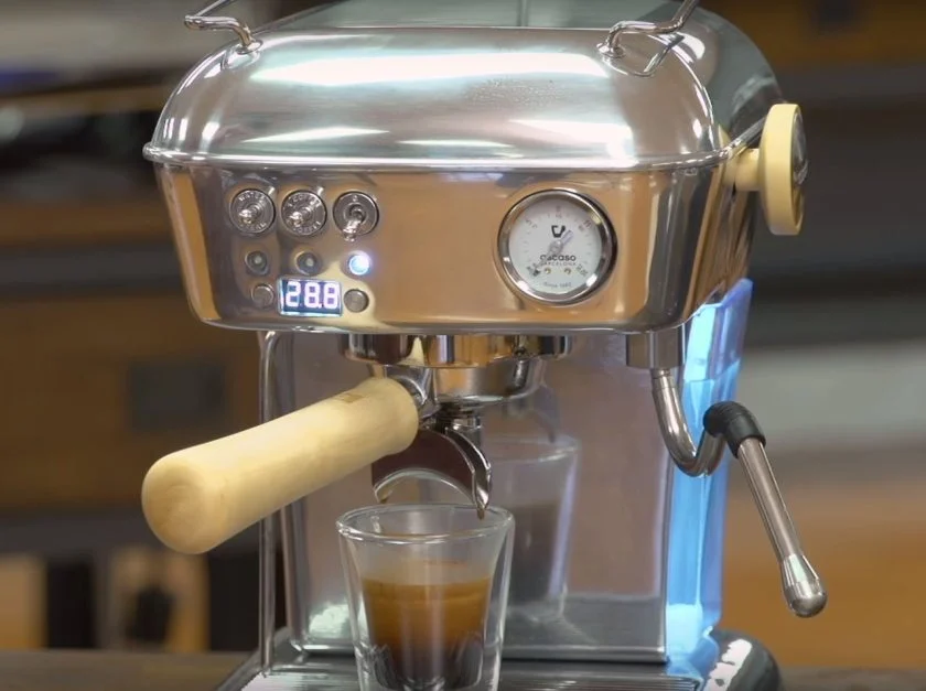 ascaso dream pid espresso machine pulling a shot
