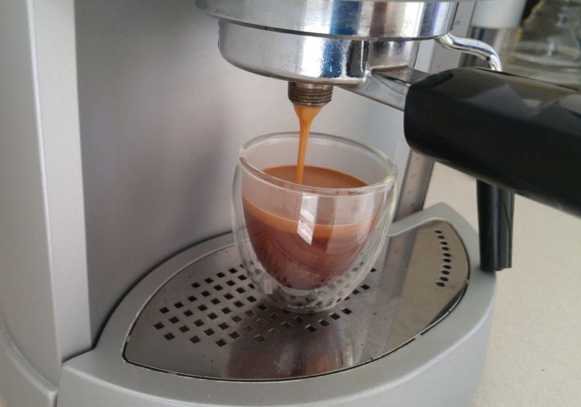 pulling espresso shot in bodum thermic glass 1