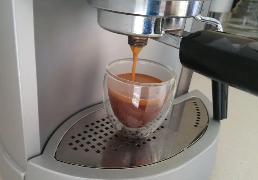 https://brewespressocoffee.com/wp-content/uploads/2022/04/Pulling-Espresso-Shot-in-Bodum-Thermic-Glass-1-840x589.jpg.webp