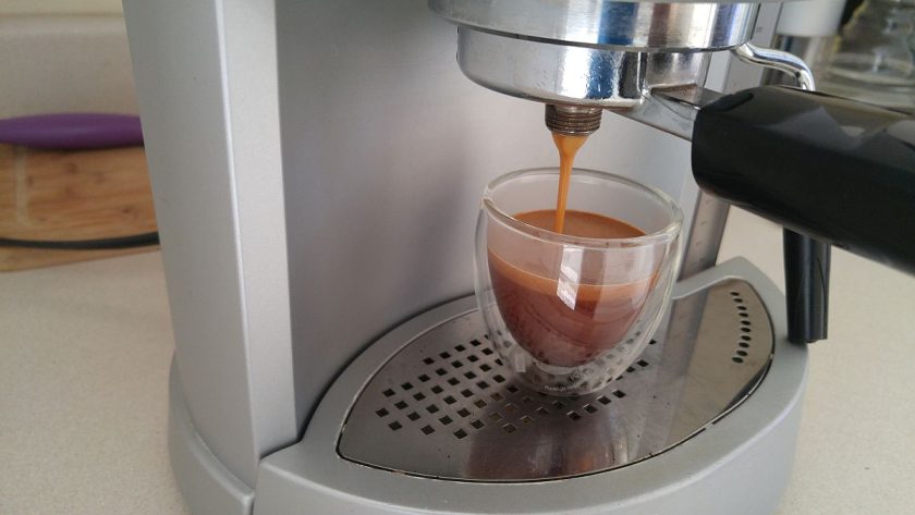 pulling espresso shot in thermal glass