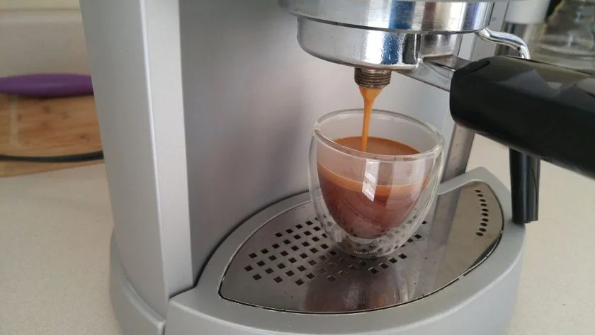 https://brewespressocoffee.com/wp-content/uploads/2022/04/Pulling-Espresso-Shot-in-Thermal-Glass-840x473.jpg.webp
