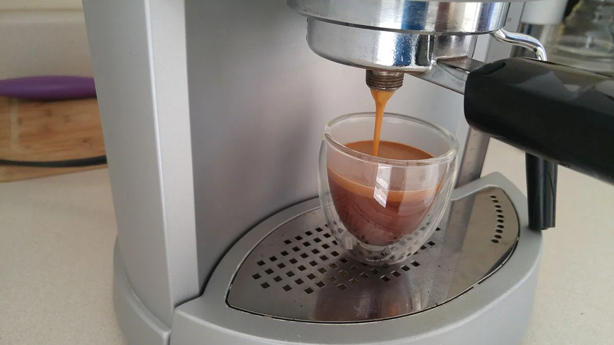 pulling espresso shot in thermal glass