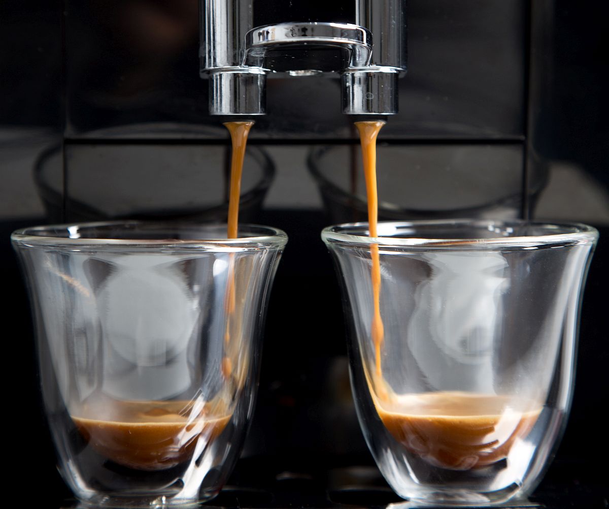 Pulling espresso shots with automatic machine